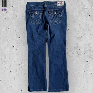 bootcut lågmidjade 707 true religion jeans - True Religion jeans i model Boot Cut 💜 Tag 32W 💜Midja (rakt över) 43cm 💜 Innerben 79cm 💜 Ytterben 93cm 💜 Benöppning 22cm 💜 Små vita fläckar vid benöppning 💜Våra mått blir W=33,💜 Men jämför alltid måtten💜707
