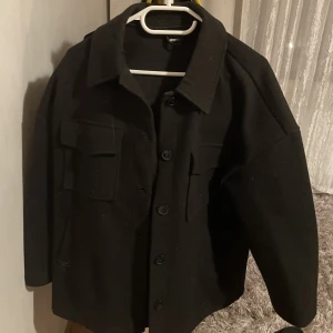 Svart kappa - Säljer denna jätte jätte snygga kappa då jag har en annan och denna inte kommer till användning längre! Den är använd ganska många gånger men i väldigt bra skic utan skador! Storleken är xs men passar mig med M/L. Hör av er vid intresse eller ev frågor!😁