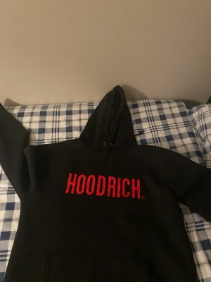 Hoodrich - Hoodrich hoodie svart och röd  Ny skick  Använd 3 gånger  Köpt i JD