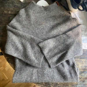 Stickad tröja  - Trekvartsärmar 