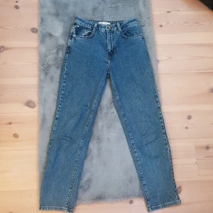 Straight leg jeans - Köpta från Zara, Stl 36, säljs pga att dom är stora