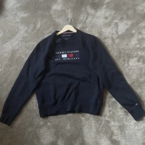 Tommy Hilfiger tröja - En snygg Tommy Hilfiger tröja i en marinblå färg. Storlek S. Köpt för ca 800 :- Säljes för 300 :-