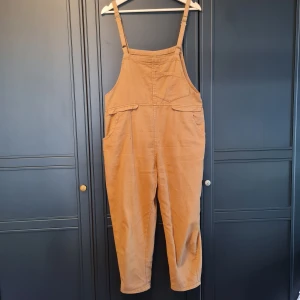 Bruna hängselbyxor - Bruna hängselbyxor i bra skick. 