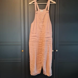 Rosa hängselbyxor - Handgjorda hängselbyxor från Bali, köpt på en lokal marknad. 