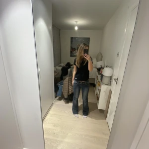 Lågmidjade jeans - Sjukt snygga lådmidjade jeans! Passar superbra i längden på mig som är 166 men lite lite förstora i midjan 💞 står storlek 40 men skulle säga mer 36-38❤️‍🔥 priset går att diskutera endast vid snabb affär…!