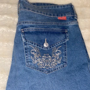 H&m flared low jeans  - H&m jeans i storlek 42. Använda 1 gång. Säljer pga att de är förstora för mig, har vanligtvis storlek M/L på jeans från lager 157. 
