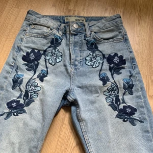 Blommiga jeans - Fina ljusa jeans med broderat blommönster, superbekväma!