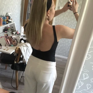 Body - Säljer denna svarta bodyn från bikbok pga flyttrensning. Oanvänd. Lite tjockare bekvämt material. Jättefin urringning i ryggen. Storlek s. Säljer för 100kr + frakt🩷