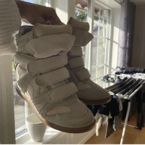 Isabel marant skor  - Hej!  Säljer dessa supersnygga skor från isabel marant. Storlek 39 men skulle absolut också passa som 38! Vid fler frågor är det bara att höra av sig! 💕