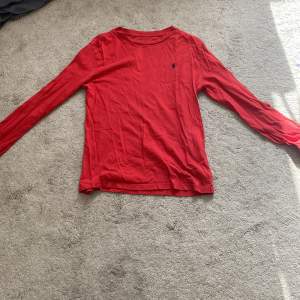 En röd fin polo ralph lauren tröja 