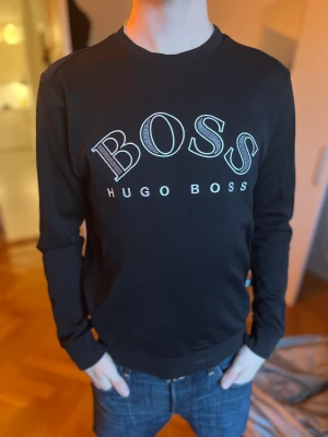 hugo boss tröja  - fin i nyskick 