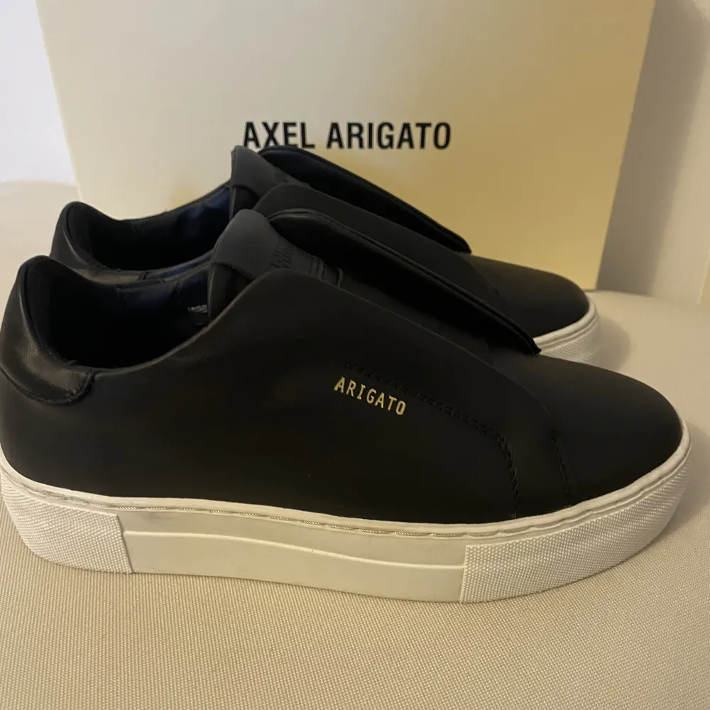 Säljer dessa Arigato skorna eftersom dom ej kommer till användning, dom är nästan aldirg använda ❤️. Skor.
