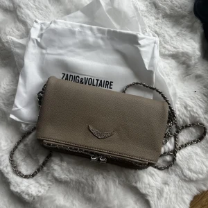 Zadig väska - Tror väskan är en kopia.  Väskan är i toppen skick ser ut som äkta då jag har en äkta som jag har jämfört med.  Jag kommer ej gå ner mer i pris så ifall ni vill köpa den tryck på köp nu!