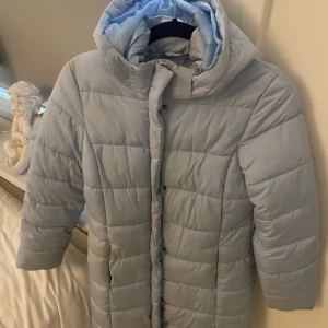 Ljusblå lång jacka - Superfin ljusblå lång jacka