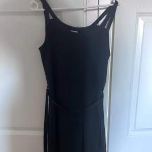 En svart klänning med paljetter på banden. Super fin klänning som är Storlek S. Passar perfekt till en middag eller nyår ☺️