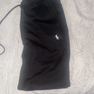 Polo byxor Tracksuit byxor - Storlek M Mjuka Använt 0 gånger förutom när jag testat Inga skador eller liknande och i nytt skick  Kom DM för mer frågor osv Byte kan tas emot