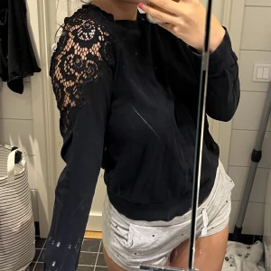 Tröja - En jätte fin tröja från & other stories❤️ fina detaljer på axlarna💕 ser ut som ny🥰 finns flera bilder 🥰