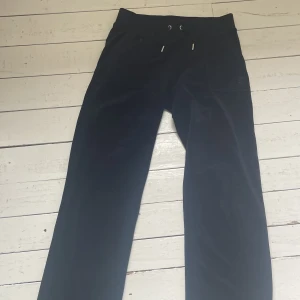 Juciy byxor - Jag säljer mina juicy couture byxor i färgen night sky🌌 Jag skulle också kunna byta mot några andra i storleken xs💘 Byxorna är inte i nyskick men INTE heller något som är trasigt eller fläckar som inte går bort💘 Så kontakta mig om du är intreserad🩷