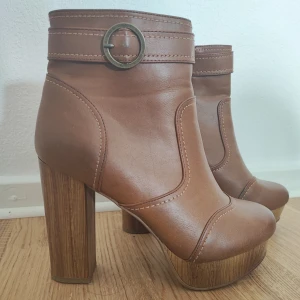 Boots stl 40 - Bruna högklackade boots, förvånansvärt bekväma för klackhöjden (+stabila). Storlek 40, bra skick! 