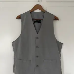 Helt ny grå kostymväst