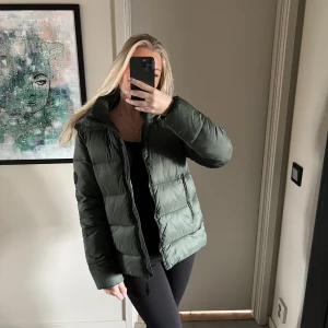 Jacka - Säljer denna jättevarma och sköna jacka, köpt på zara i vintras och använd få gånger💗💗 nypris 600kr