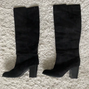 Svarta stövlar - Snygga svarta stövlar ändå använda fast i bra skick🩷 I stl 40 säljer då dem inte kmr till användning, köpta för ca 699kr o säljer för 400kr 