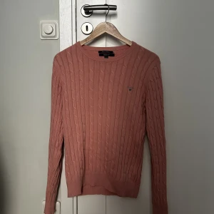 Stickad tröja från Gant  - har inga defekter och säljer då jag i stort sett aldrig använder den 🤍