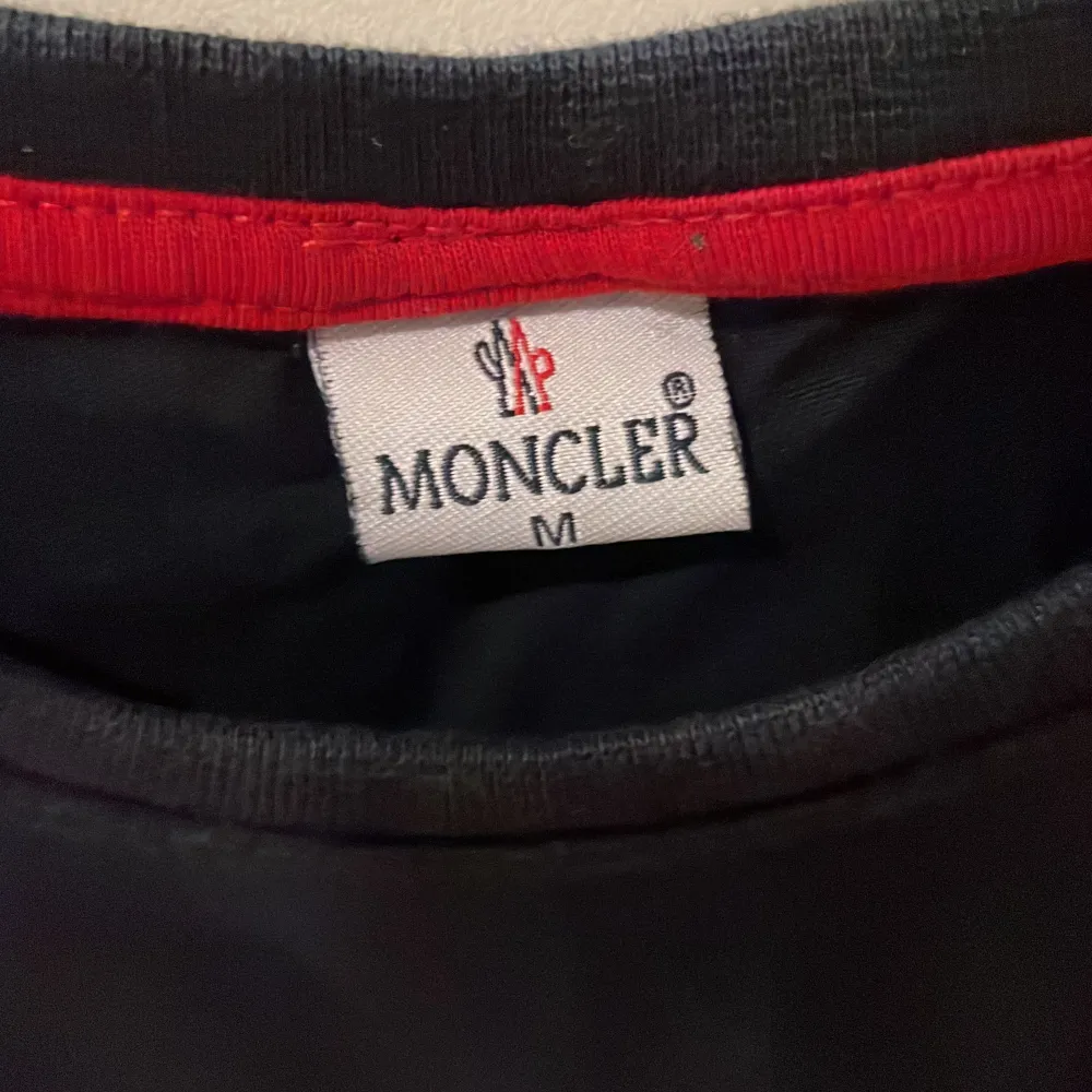 Moncler T-shirt storlek M har haft den 1-2 gånger . T-shirts.