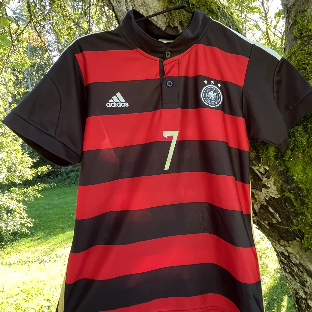 Tja! Säljer min Tyskland tröja från 2014/15 med Schweinsteiger på ryggen då den är för liten. Det är en liten söm som lossnat längst ner på tröjan annars bra skick, skulle säga 8/10. Står L på lappen men sitter som en xs. Hör av dig vid frågor. Mvh Olle.. T-shirts.