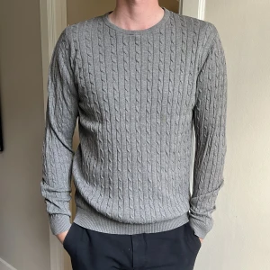 Grå tröja - Grå tröja från jack & jones.  Använd, men i gott skick. Storlek L, men passar mig som M/L. 