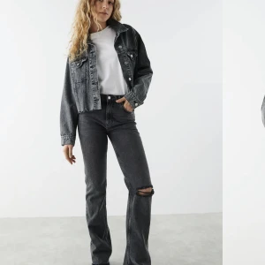 Jeans jacka - Säljer min fina jeans jacka som är använd 2 tillfällen , sitter snyggt oversize på mig med S. Perfekt till sommaren. Helt slutsåld och populär