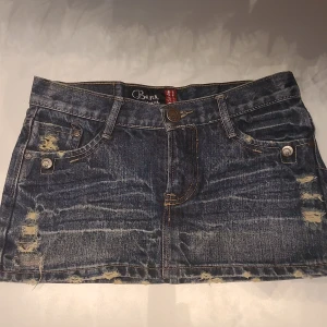 ☆Y2k mini skirt☆ - Low waist denim mini skirt. Jätte fin och bra kvalite. 