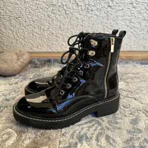 Svarta stövletter från River island  - Säljer dessa underbara stövletter köpta på River island. Säljer de pågrund av ingen användning av de längre. Fint skick och storlek 39💕