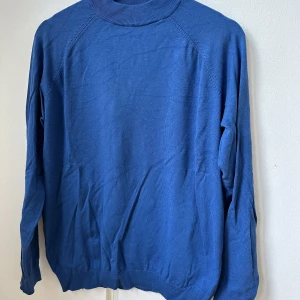 Zara, Tröja, Strl L (mer som S/M) - Tröja från Zara i fint skick. Låg polokrage. Behöver strykas/steamas.