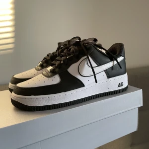 Nike Air Force 1  - Helt nya, aldrig använda. Säljer pga glömt returera.   Nyttpris: 1350    Unisex storlek: 39   Gratis frakt💥