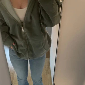 Tröja  - Säljer den här otroligt sköna brandy Melville tröjan, köpt för cirka 525kr på deras hemsida💚sjukt skön tröja i nyskick💚