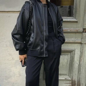 Skinn jacka - Säljer en jätte fin jacka ifrån NA-KD! Den är slut såld! I storlek 34! Endast använd en gång 