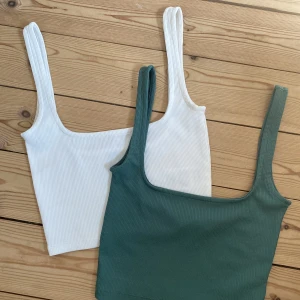 Två linnen från Gina Tricot - Superfina ribbade linnen med lägre rygg, ganska liten i storleken. Nyskick. 20kr för en eller 35kr för båda🫶🏻