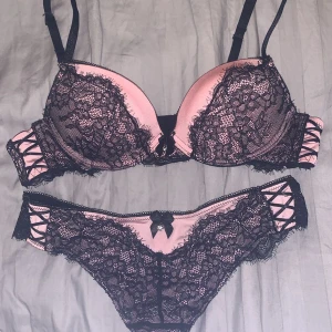 Set - Helt oanvändt underklädes set, bh är i storlek 75A och trosorna S🤍
