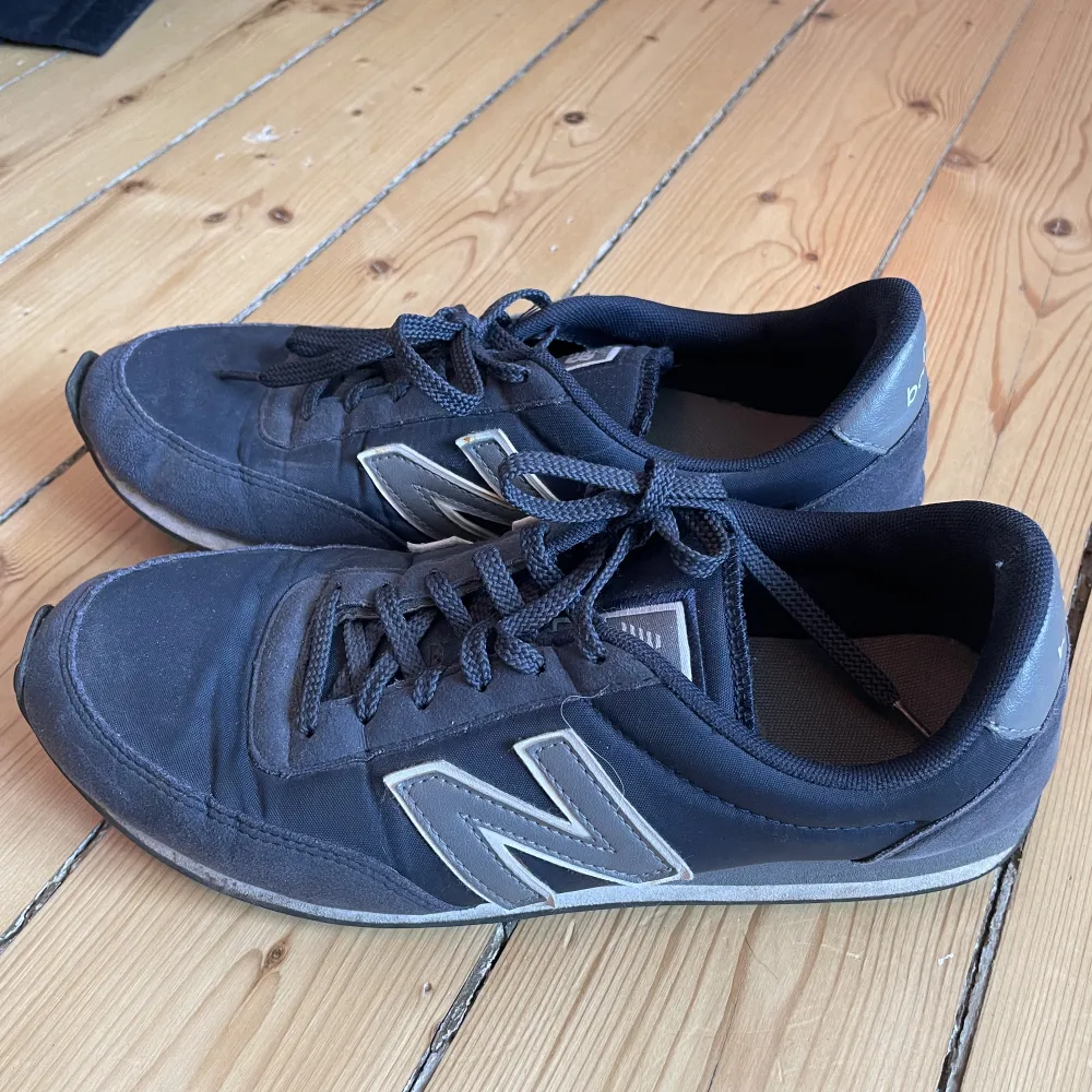 New balance skor storlek 40.5 men upplever dom något mindre. Passar mig som har storlek 40. Använda och har en fläck på insidan men i övrigt fina. . Skor.