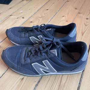 New balance  - New balance skor storlek 40.5 men upplever dom något mindre. Passar mig som har storlek 40. Använda och har en fläck på insidan men i övrigt fina. 