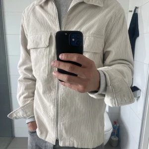 Vit Overshirt - Vit overshirt från Hm, aldrig använd! 