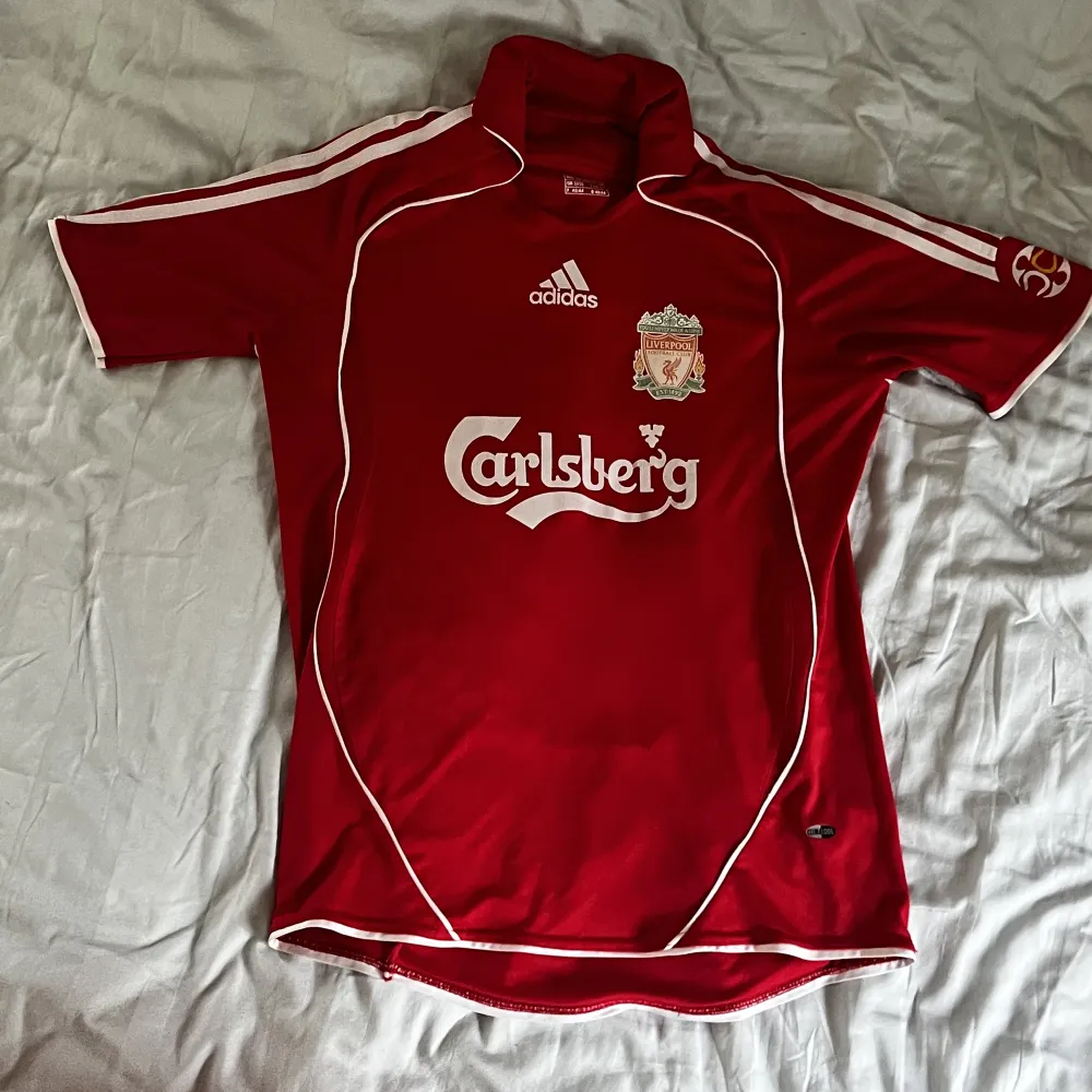 Säljer min dirk kuyt tröja i Liverpool från säsongen 2006-2008. Jättebra skick och inte någon defekt! Tröjan är äkta! Hör av er om ni undrar något. Köparen står för frakten. T-shirts.