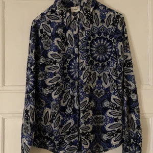 Mönstrad skjorta från Cubus - Mönstrad skjorta i strl: 38 (men funkar som 36) från Cubus. I använt med gott skick!