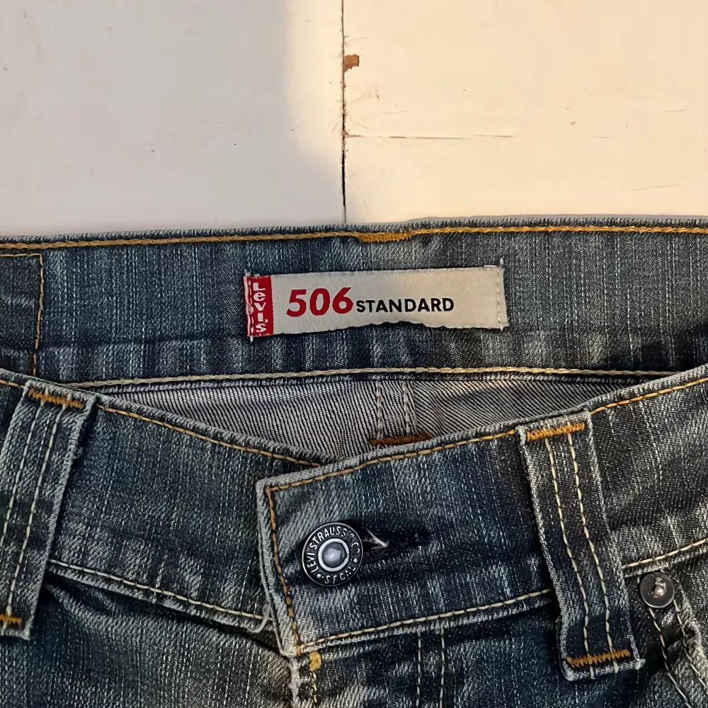 Vintage jeans från Levis  Byxorna är från 90 talet  L:32 W: osäker då lappen är trasig . Jeans & Byxor.