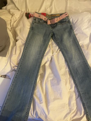 Straight leg jeans - Låga straight leg jeans i storlek w26 l34 super snygga och helt nya!! Köpta för 39euro men passar tyvärr inte mig som brukar ha m/l i jeans! 