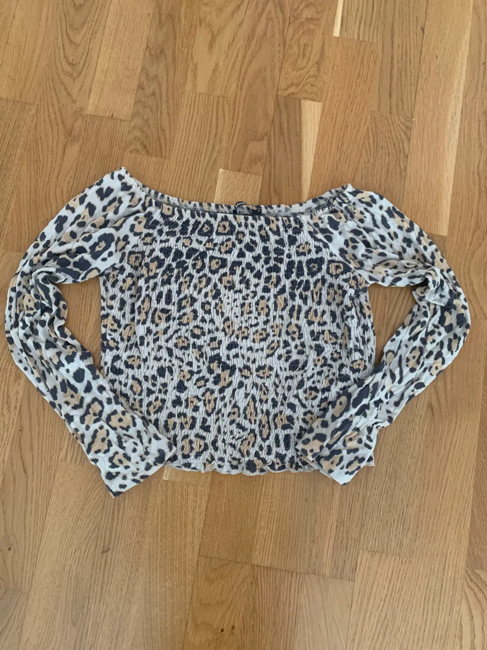 Leopardmönstrad offahoulder topp från Gina tricot. Se bild för material. . Toppar.