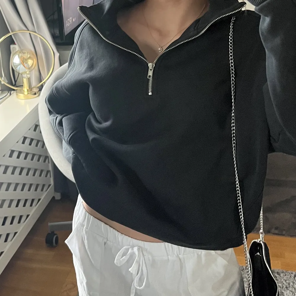 Snygg svart zip sweatshirt! I bra kvalitet och knappt använd 🖤🖤. Tröjor & Koftor.