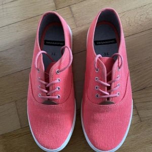 Tyg Sneakers  - Färg: laxrosa.  Som nya! 