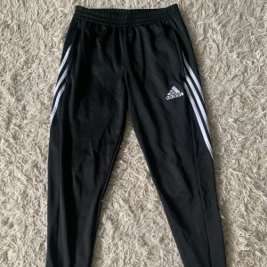 Adidas byxor  - Adidasbyxor i storlek S OCH XS, säljer två stycka likadana, okej skick.